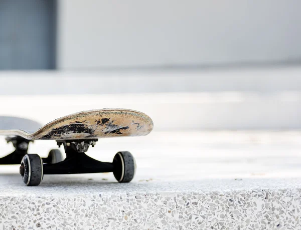 Skateboard am Boden und Lebenskonzept — Stockfoto