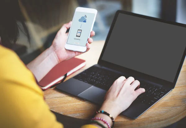 Donna con laptop e telefono — Foto Stock