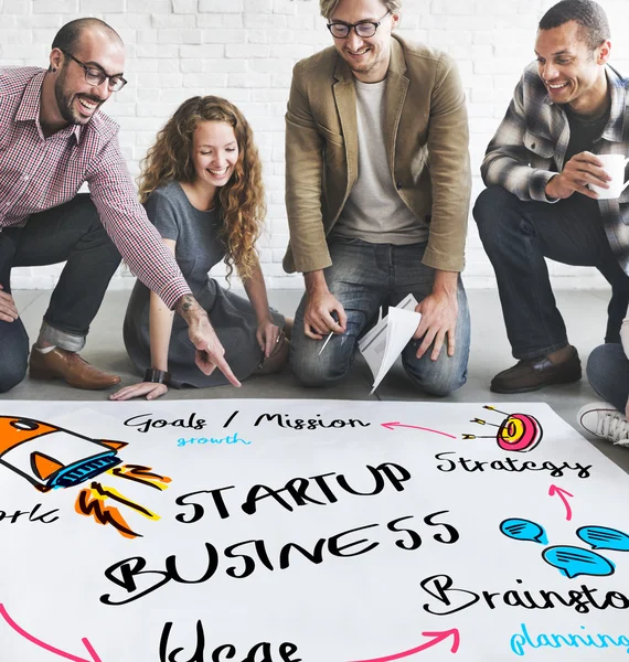 Дизайнери, що працюють з плакатом та Startup Business — стокове фото