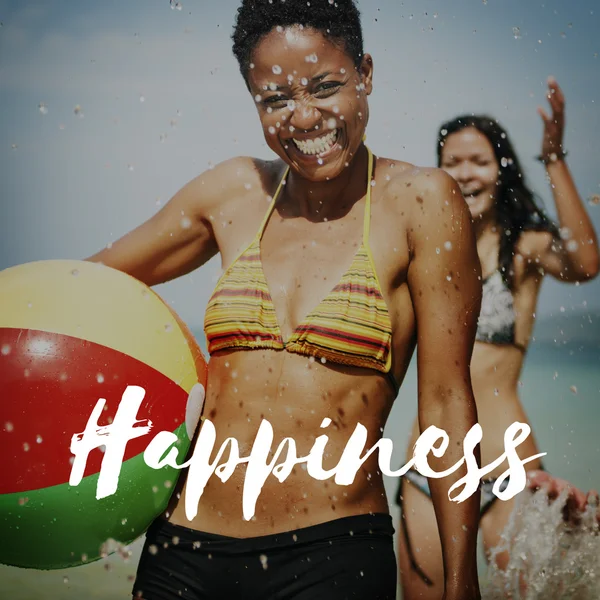 Счастливая женщина с пляжным мячом — стоковое фото