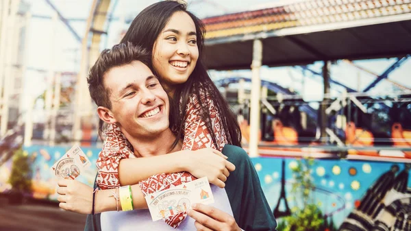 Casal desfrutando no parque divertido — Fotografia de Stock