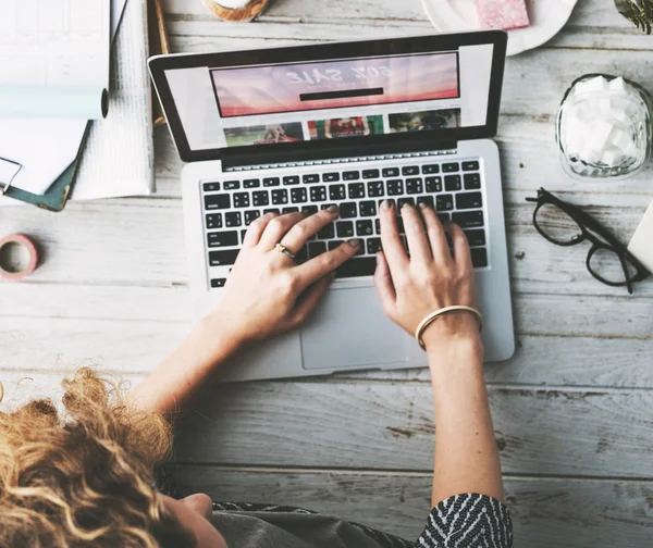 Concetto Web di navigazione femminile — Foto Stock