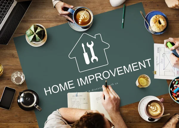 Tabela com cartaz com conceito Home Improvement — Fotografia de Stock