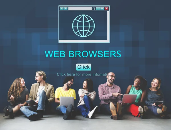 Diversità amici vicino al muro con Web Browsres — Foto Stock