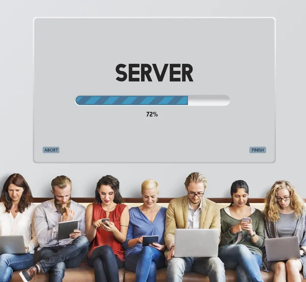 Menschen sitzen mit Geräten und Server — Stockfoto