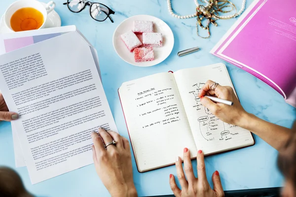 Mulheres Escrevendo Notas de Negócios Conceito — Fotografia de Stock