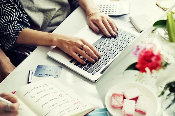 Mujeres y espacio de trabajo concepto de ordenador portátil — Foto de Stock