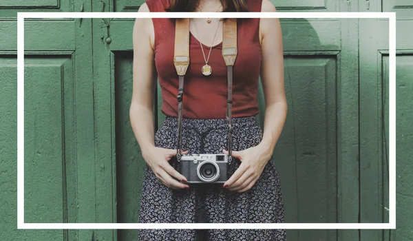 Menina com câmera vintage — Fotografia de Stock