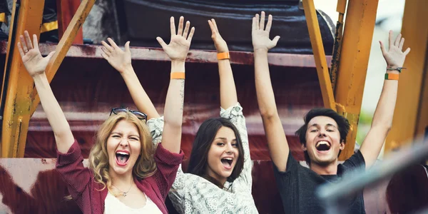 Amigos se divierten en Parque de Atracciones — Foto de Stock