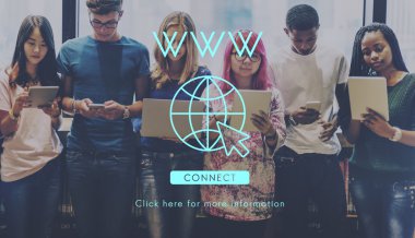 Dijital cihazlar kullanan öğrenciler 