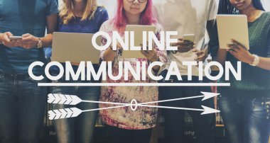 Dijital cihazlar kullanan öğrenciler 