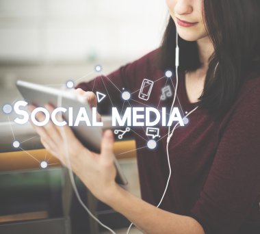 genç kadın dijital tablet kullanma