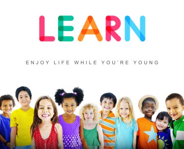 Gülümseyen şirin farklı çocuklar