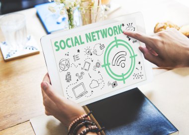 Tablet kullanan kadın 