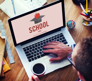 dizüstü bilgisayar kullanan adam