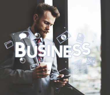 Kahve kupa ile yakışıklı adam