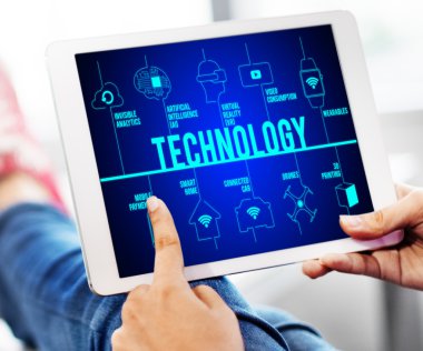 Dijital tablet elinde olan kişi