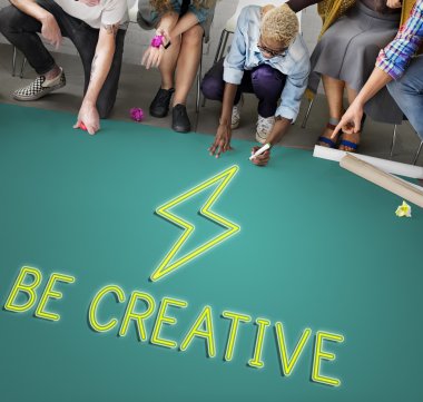 Kattaki insanlar çizim afiş