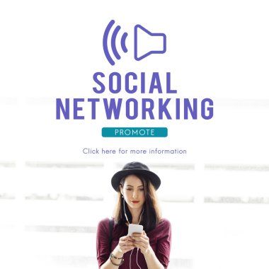 Akıllı telefon tarama şapkalı kadın