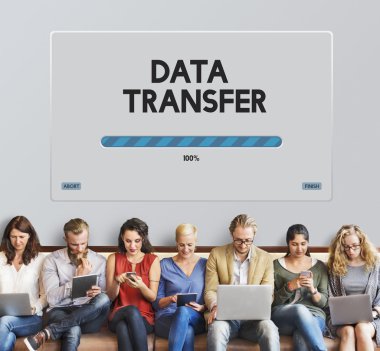 aygıtlar ve veri transferi ile insanlar oturup
