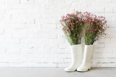 Çiçekler konsepti ile rainboots