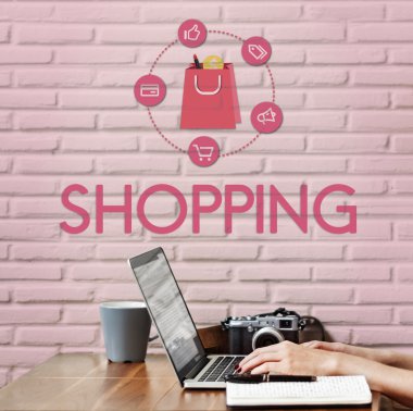 Dizüstü bilgisayarda yazan kadın klavyesi