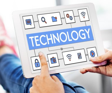 Dijital tablet elinde olan kişi