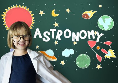 neşeli gülümseyen kız beyaz üniformalı