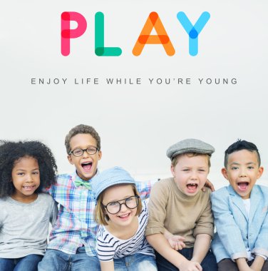 Gülümseyen ve oynayan neşeli çocuklar 