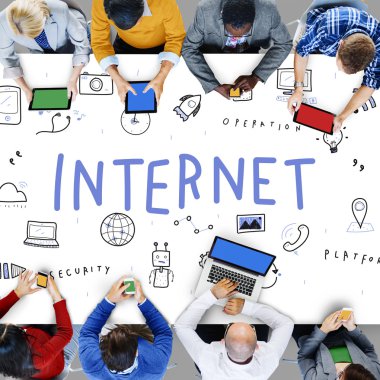 İş adamları birlikte çalışıyor.