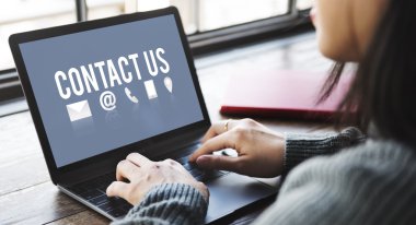 Dizüstü bilgisayarla çalışan kadın