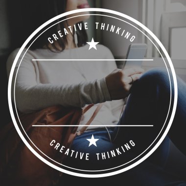 kadın kahverengi sırt çantası ile