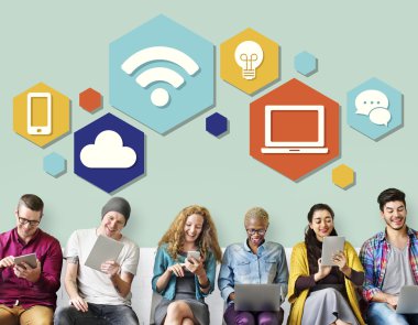 İnsanlar dijital araçları tarama  