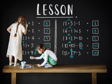 çizme ve yazma iki küçük kız