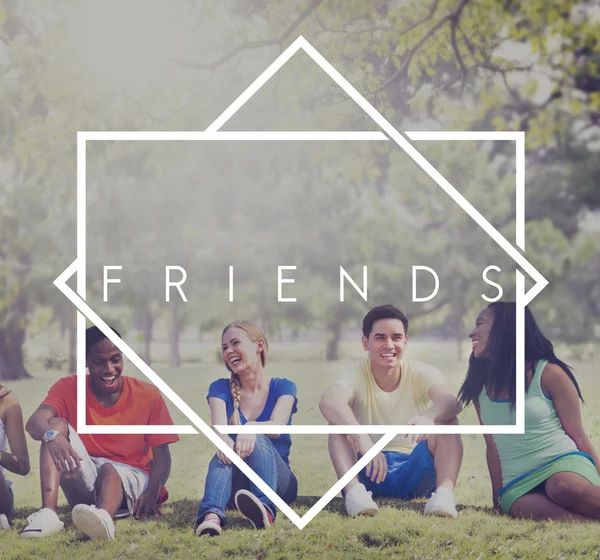 Junge Freunde im Freien — Stockfoto