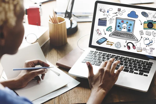 Vrouw die op laptop met sociale media werkt — Stockfoto