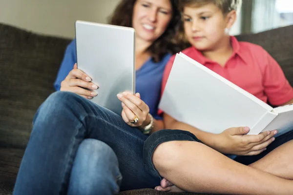 Madre e figlio utilizzando il dispositivo digitale — Foto Stock