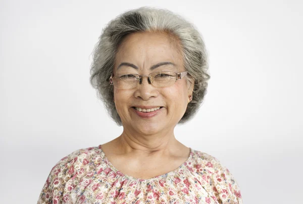 Senior mulher sorrindo para a câmera — Fotografia de Stock