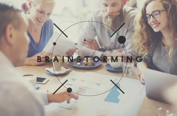 Mensen bespreken over brainstormen — Stockfoto
