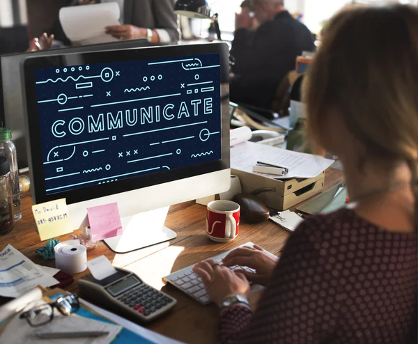 Geschäftsfrau arbeitet am Computer mit kommunizieren — Stockfoto