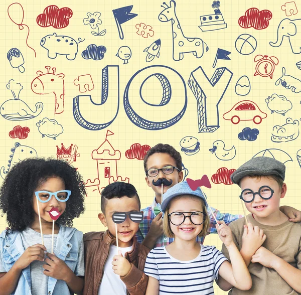 Crianças alegres sorrindo e brincando — Fotografia de Stock