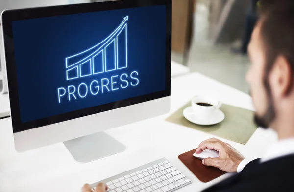 Бізнесмен використовуючи комп'ютер з концепцією прогресу — стокове фото