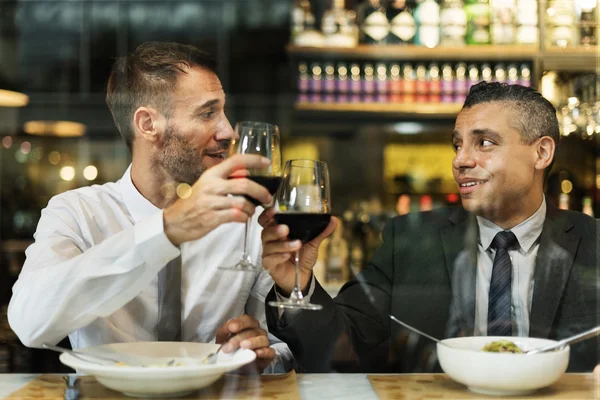 Geschäftskollegen speisen gemeinsam — Stockfoto