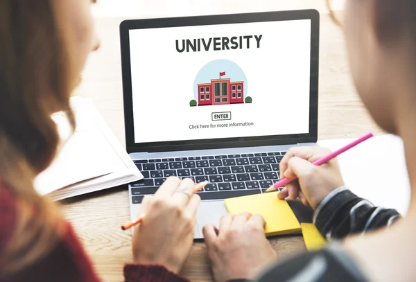 Mädchen lernen und nutzen Laptop — Stockfoto