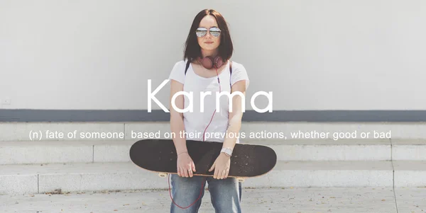 Junge Frau mit Skateboard in der Hand — Stockfoto