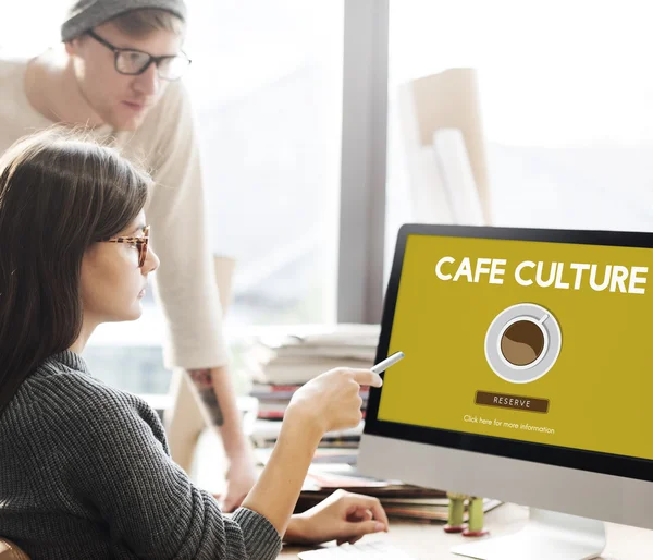 Frau zeigt auf Monitor Café-Kultur — Stockfoto