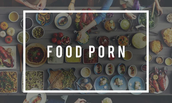 Tabel met eten en Food Porn — Stockfoto