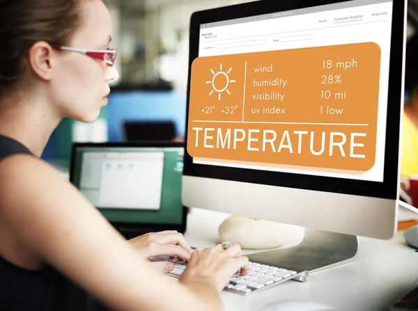 Affärskvinna arbetar på dator med temperatur — Stockfoto