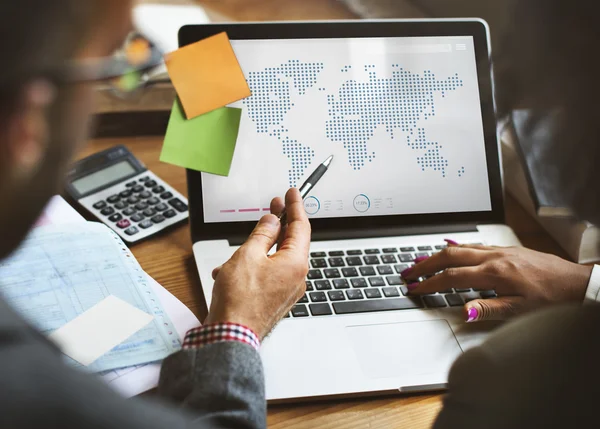 Business people with laptop discussing — Stock Photo, Image