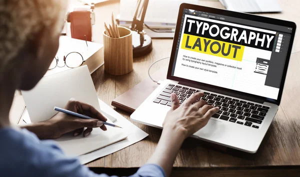 Frau arbeitet an Laptop mit Typografie-Layout — Stockfoto
